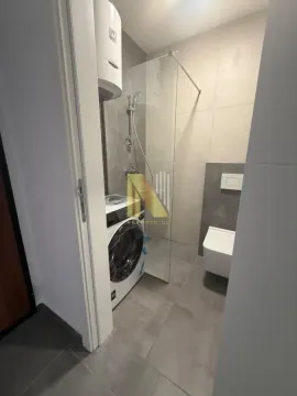 Manje kupatilo sa tuš kabinom, WC šoljom i veš mašinom. - image 6