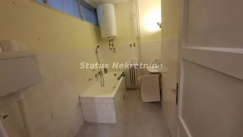 Manje kupatilo sa kadom, bojlerom i umivaonikom. - image 13