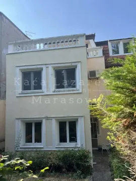 Pogled na spoljašnjost zgrade sa terasom i zelenilom u dvorištu. - image 10