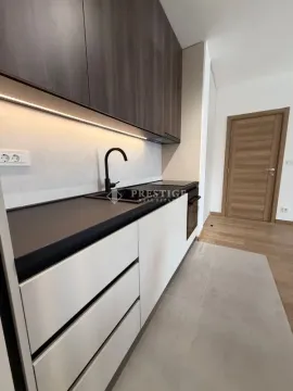 Moderna kuhinja sa tamnim elementima i ugradnim uređajima. - image 7