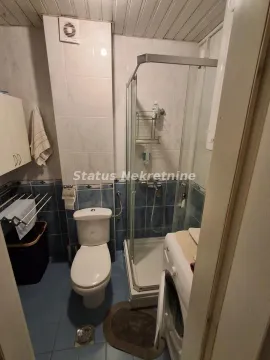 Manje kupatilo sa tuš kabinom, WC šoljom i veš mašinom. - image 8