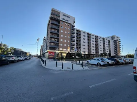 Pogled na spoljašnjost moderne stambene zgrade sa parkingom i ulicom u prvom planu. - image 14