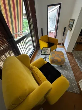 Dnevna soba sa žutim foteljama i izlazom na balkon. - image 6