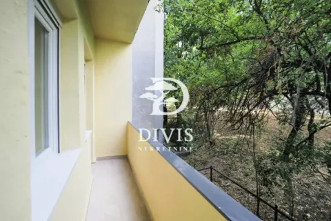 Dugi balkon sa pogledom na drveće. - image 14