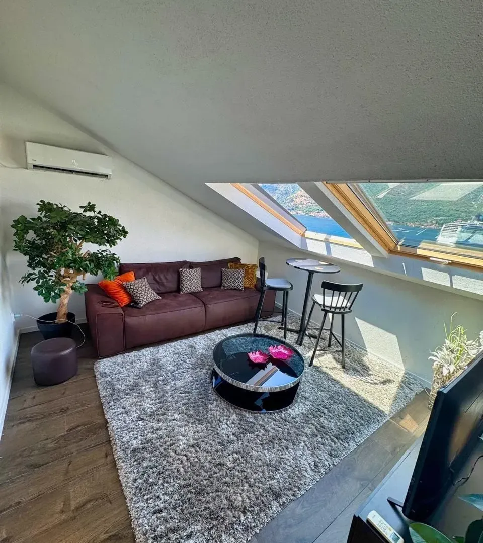 Prodaja, dvosoban stan, 82m², Dobrota, Kotor