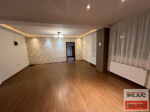 Prazna dnevna soba sa laminatom i spuštenim plafonom. - image 3