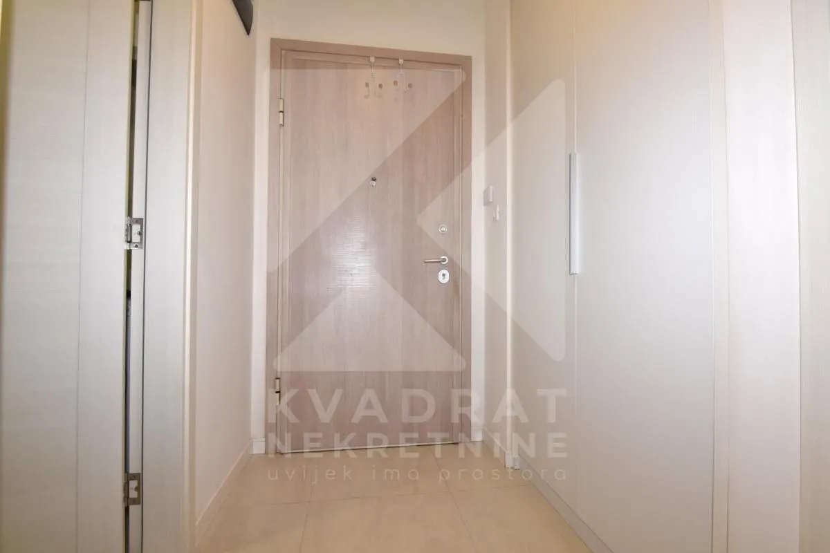 Izdavanje, jednosoban stan, 49m², Central Point, Podgorica