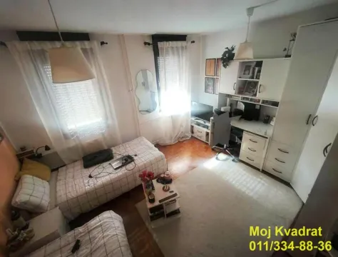 Dečja soba sa dva kreveta, radnim stolom i plakarom. - image 10