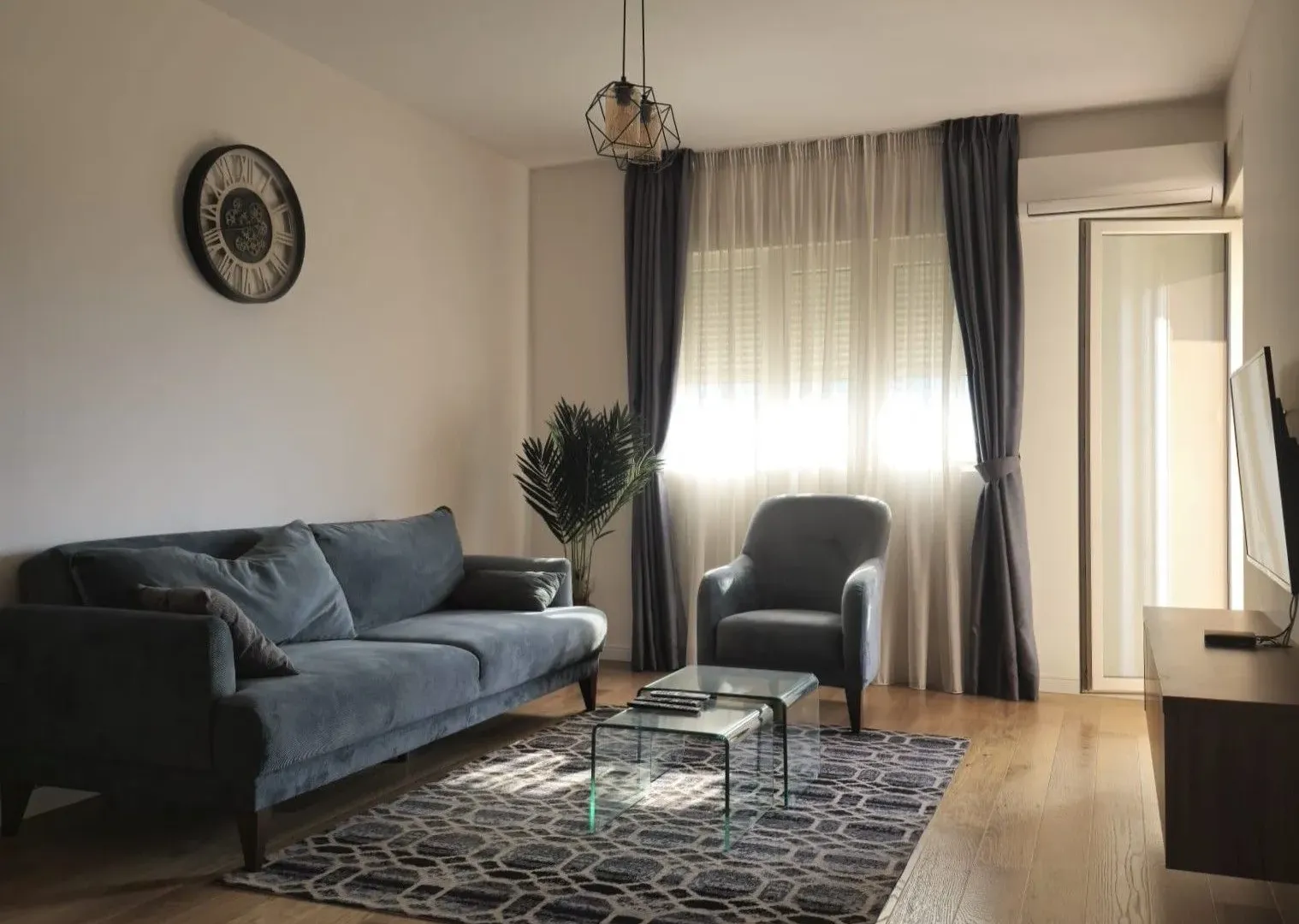 Izdavanje, jednosoban stan, 54m², Central Point, Podgorica