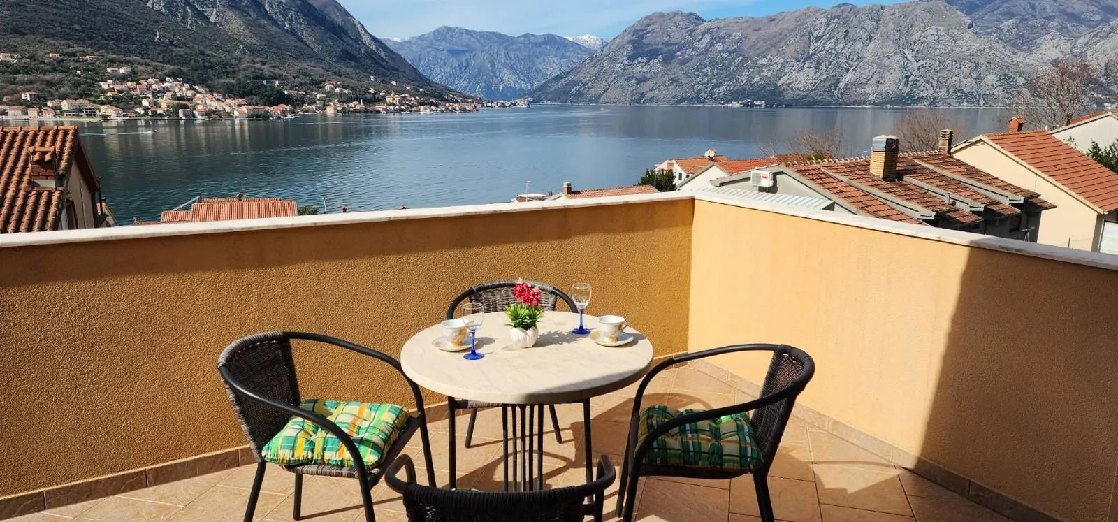 Rent, one bedroom apartment, 45m², Dobrota, Kotor