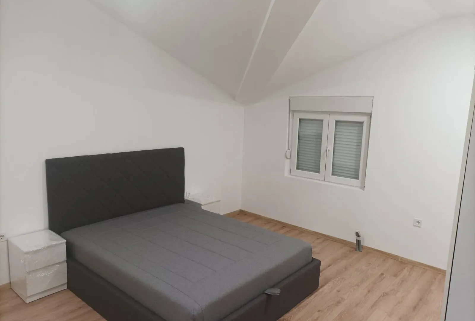 Izdavanje, trosoban stan, 120m², Malo Brdo, Podgorica