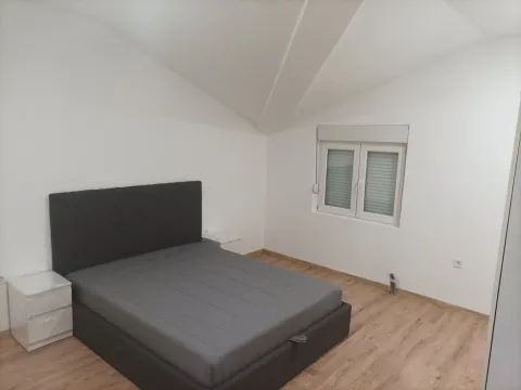 Izdavanje, trosoban stan, 120m², Malo Brdo, Podgorica - image 1