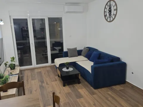 Izdavanje, jednosoban stan, 45m², Stari Aerodrom, Podgorica - image 1