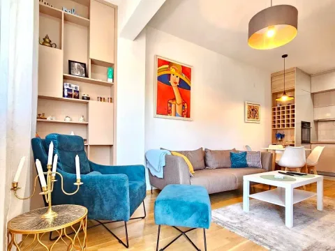 Izdavanje, jednosoban stan, 45m², Blok 6, Podgorica - image 1