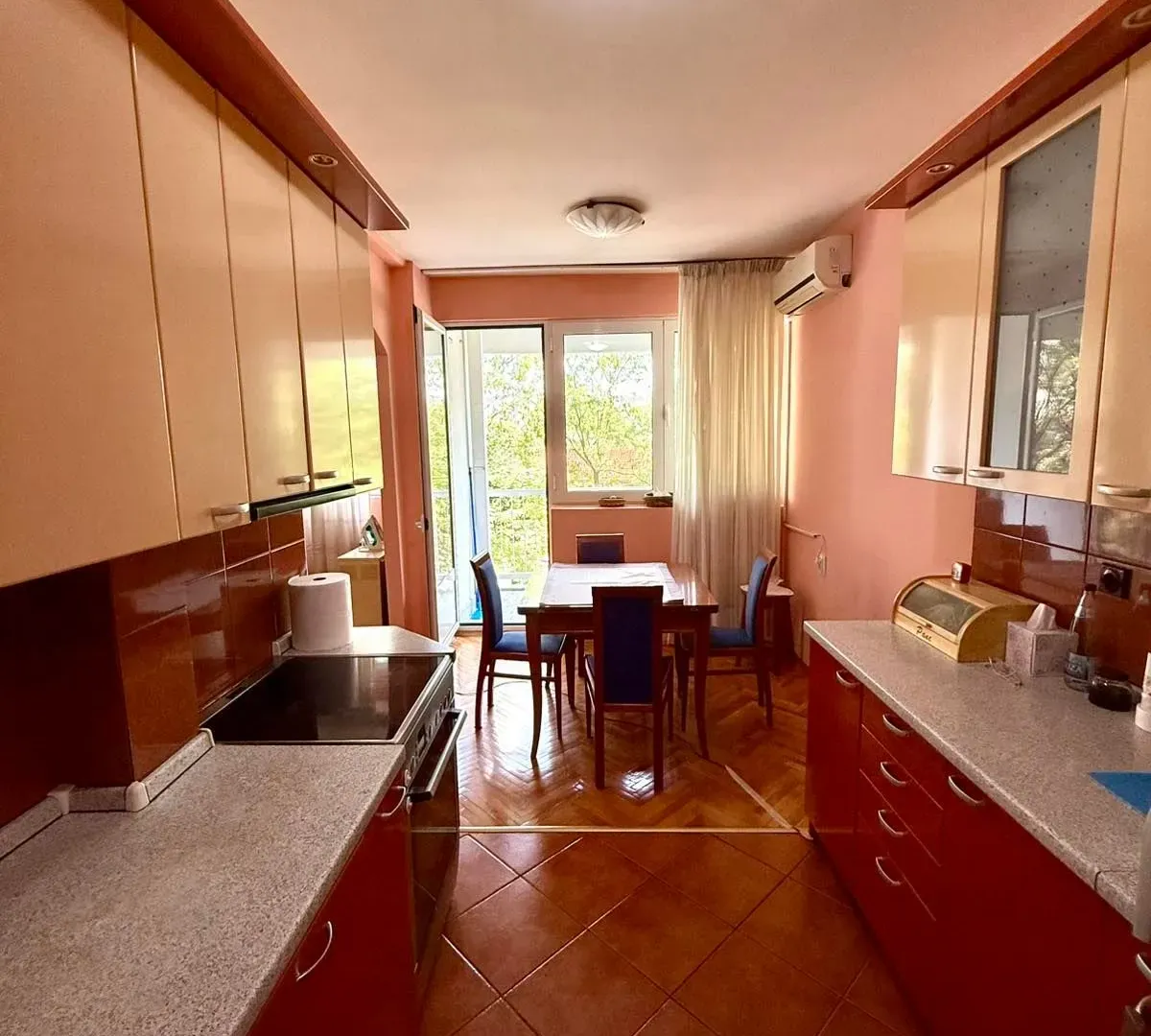 Prodaja, trosoban stan, 100m², Pejton, Podgorica