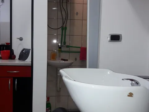 Izdavanje, poslovni prostor, 16m², Pobrežje, Podgorica - image 4