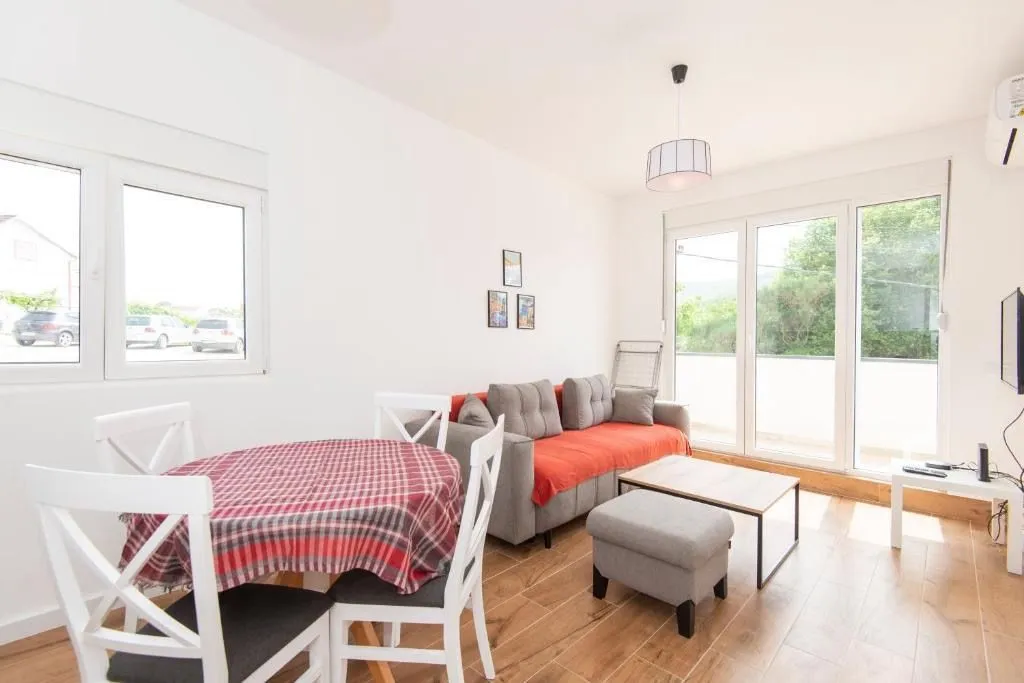 Izdavanje, jednosoban stan, 42m², Radanovići, Kotor
