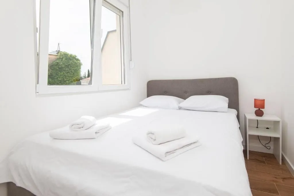 Izdavanje, jednosoban stan, 42m², Radanovići, Kotor