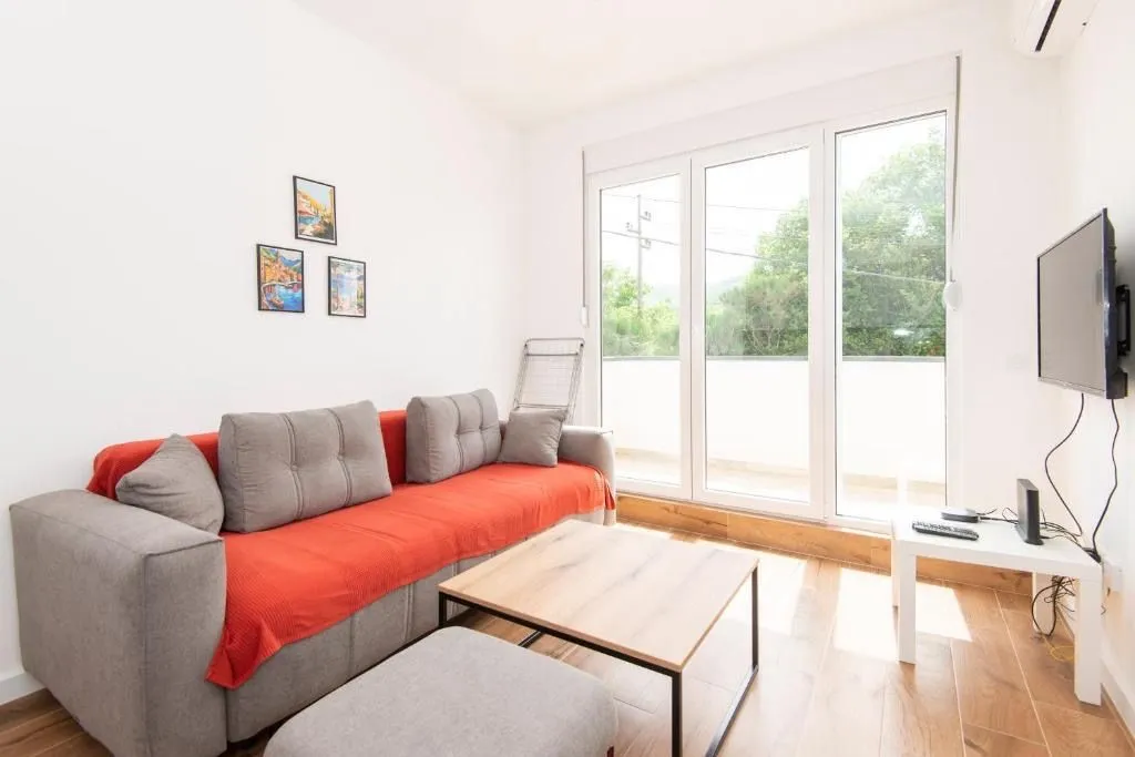 Izdavanje, jednosoban stan, 42m², Radanovići, Kotor