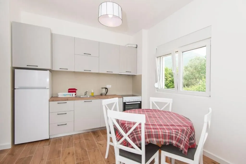 Izdavanje, jednosoban stan, 42m², Radanovići, Kotor