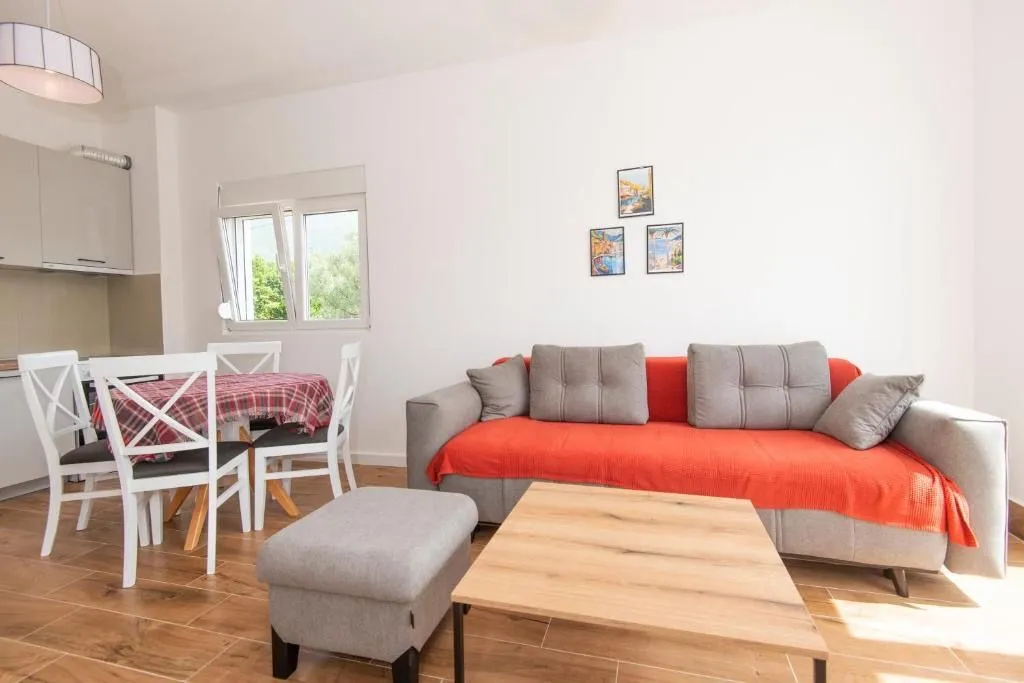 Izdavanje, jednosoban stan, 42m², Radanovići, Kotor