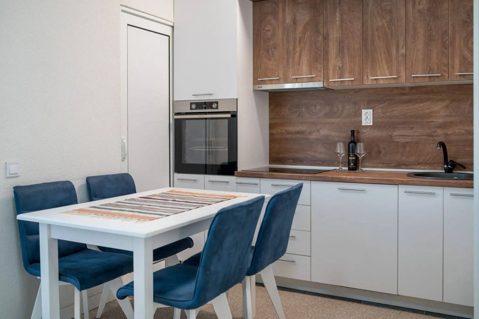 Izdavanje, dvosoban stan, 58m², Centar, Bar