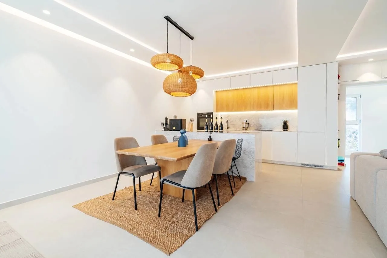 Prodaja, dvosoban stan, 122m², Centar, Tivat
