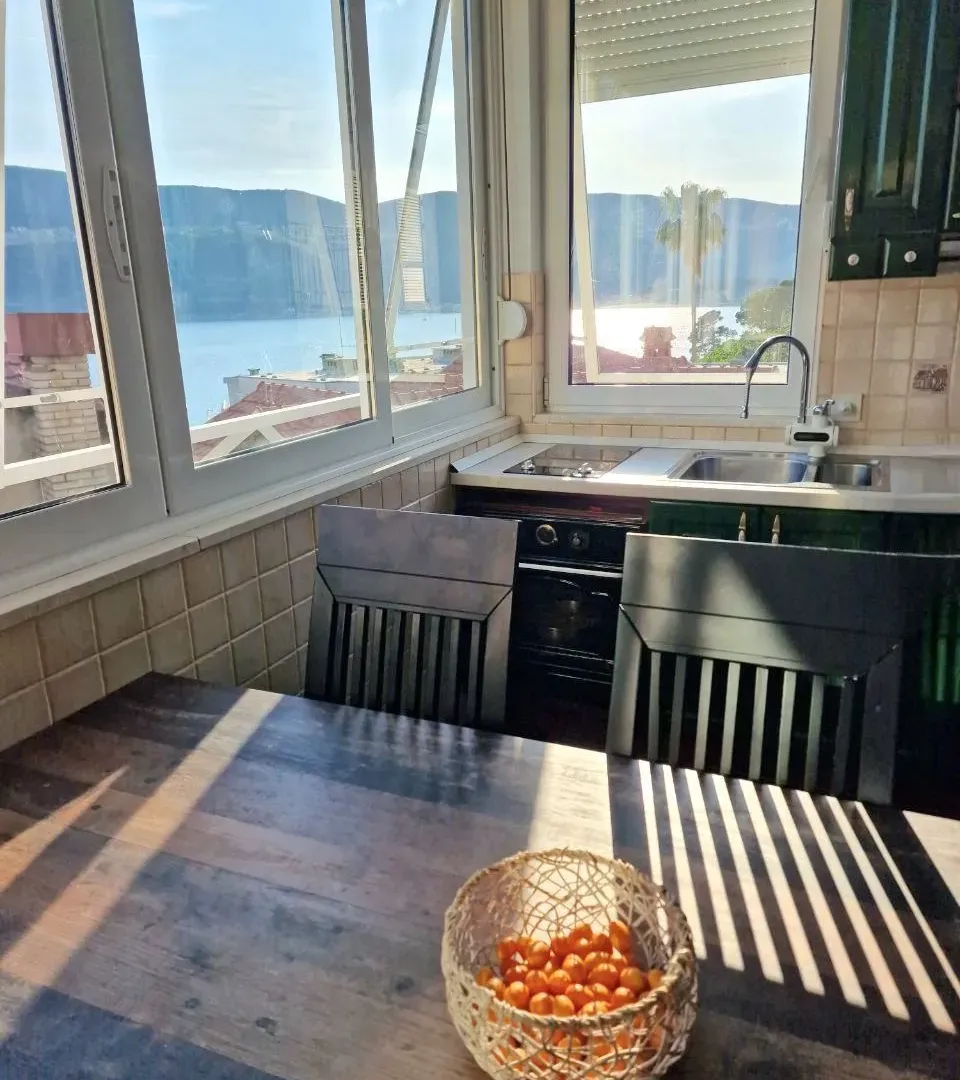 Izdavanje, dvosoban stan, 63m², Centar, Herceg Novi