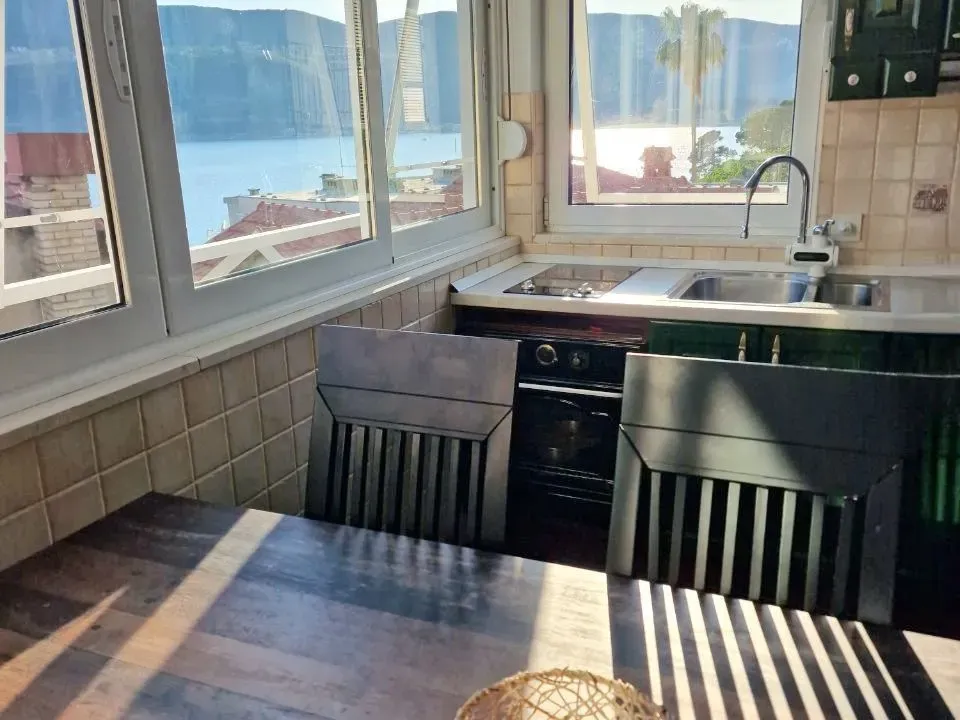 Izdavanje, dvosoban stan, 63m², Centar, Herceg Novi