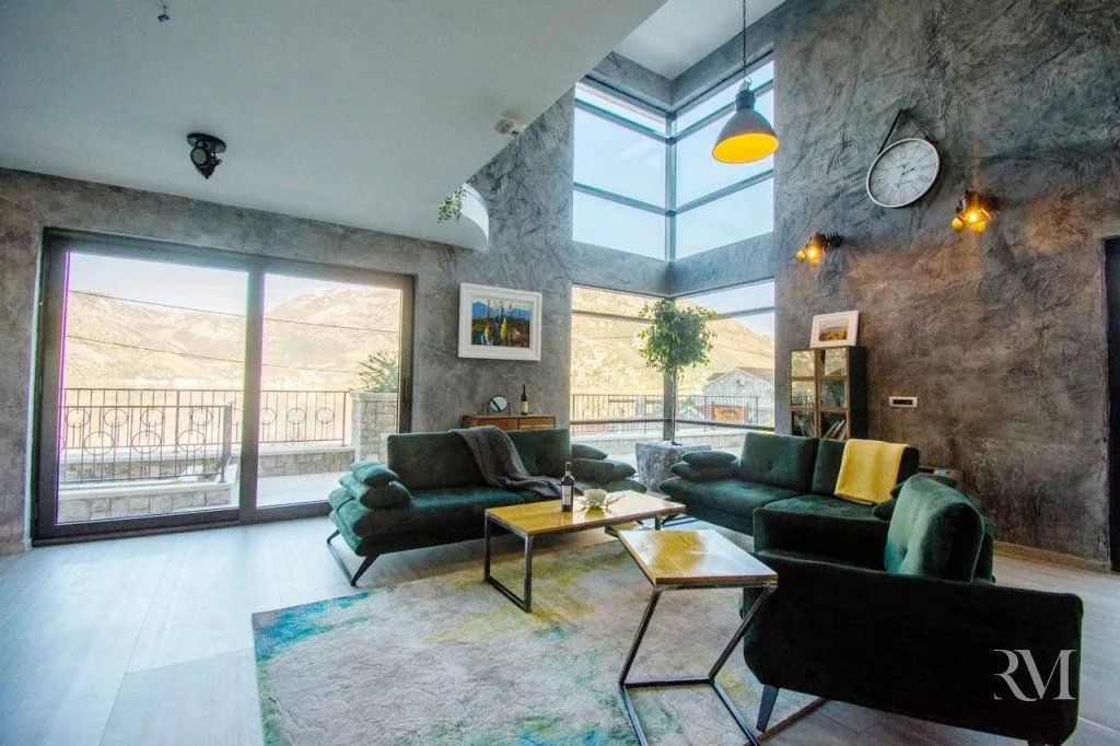 Izdavanje, kuća, 300m², Kostanjica, Kotor