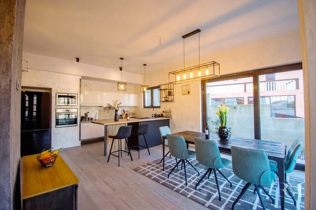 Izdavanje, kuća, 300m², Kostanjica, Kotor