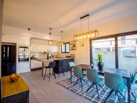 Izdavanje, kuća, 300m², Kostanjica, Kotor - image 6