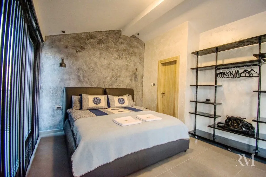 Izdavanje, kuća, 300m², Kostanjica, Kotor