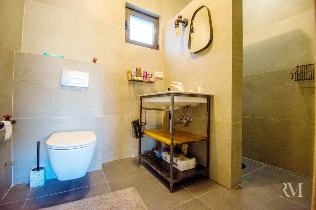 Izdavanje, kuća, 300m², Kostanjica, Kotor