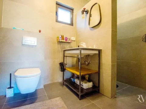 Izdavanje, kuća, 300m², Kostanjica, Kotor - image 9