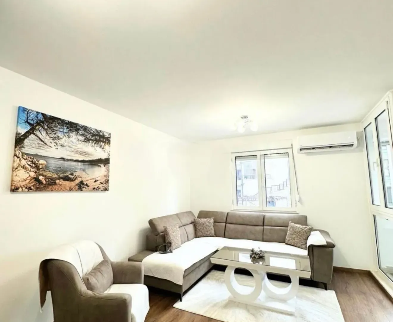 Izdavanje, trosoban stan, 103m², Tološka šuma, Podgorica