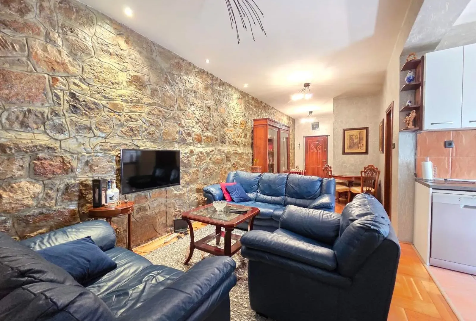 Izdavanje, dvosoban stan, 75m², Centar, Podgorica