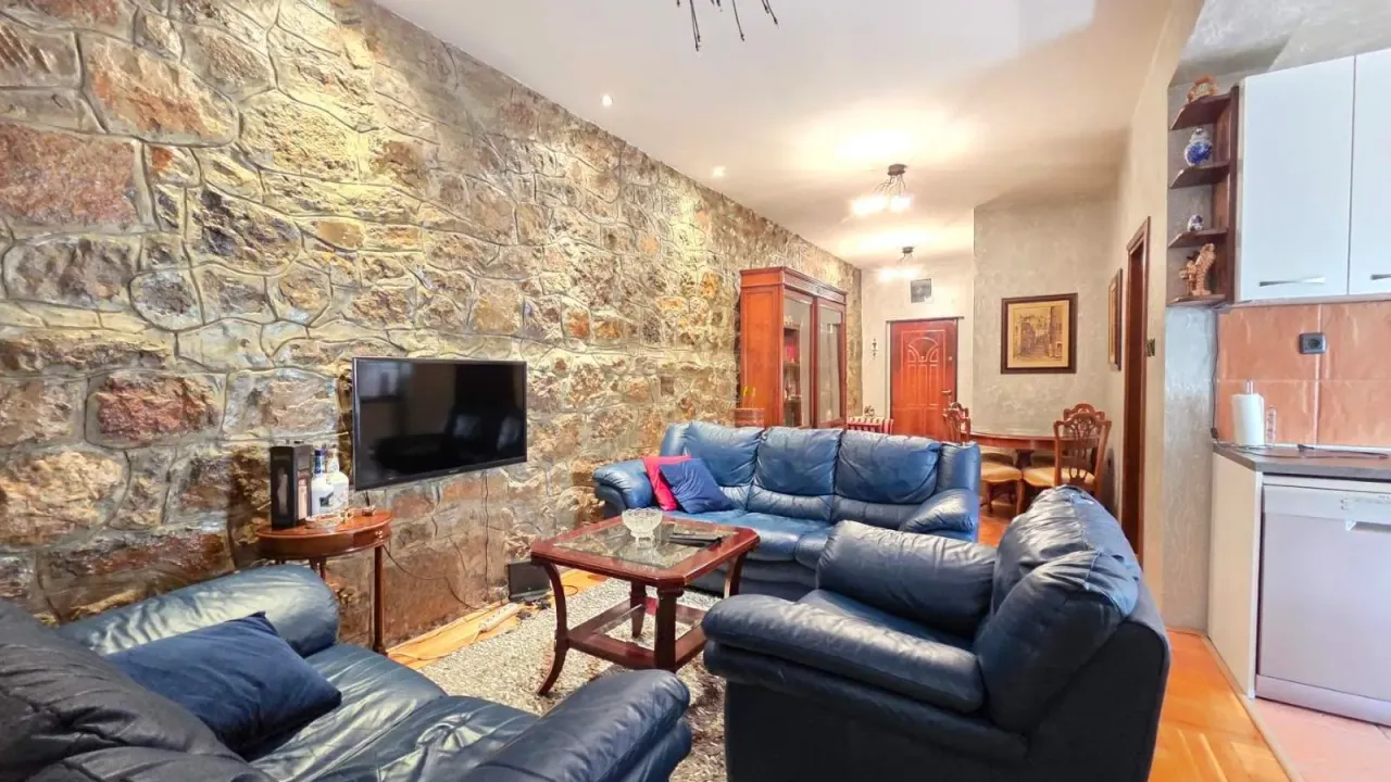 Izdavanje, dvosoban stan, 75m², Centar, Podgorica