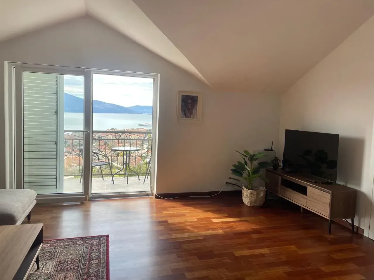 Izdavanje, jednosoban stan, 60m², Centar, Tivat
