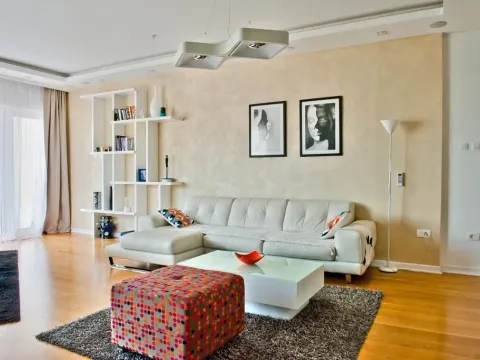 Izdavanje, dvosoban stan, 115m², Tre Canne, Budva - image 1