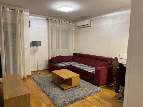 Izdavanje, jednosoban stan, 43m², City Kvart, Podgorica - image 1