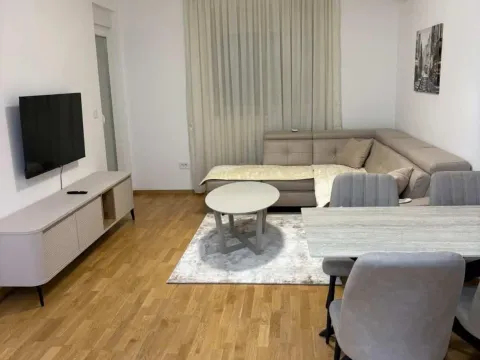 Izdavanje, jednosoban stan, 47m², Stari Aerodrom, Podgorica - image 1