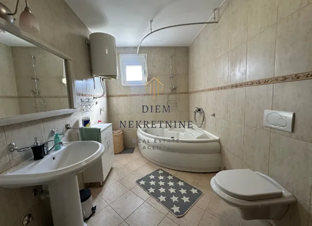 Sale, house, 200m², Tološi, Podgorica