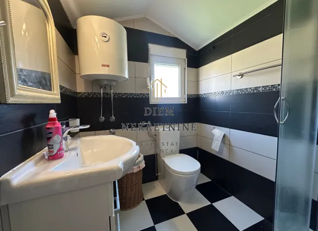 Sale, house, 200m², Tološi, Podgorica