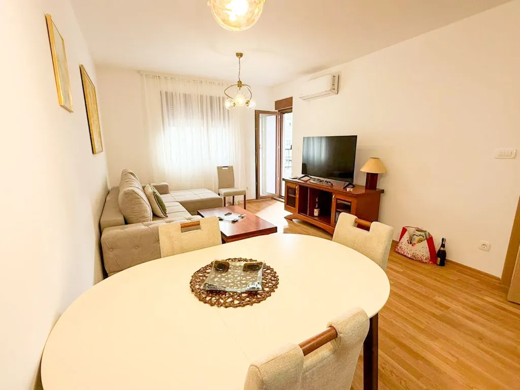 Izdavanje, jednosoban stan, 40m², Stari Aerodrom, Podgorica