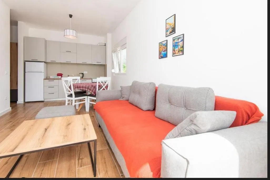Izdavanje, jednosoban stan, 42m², Radanovići, Kotor