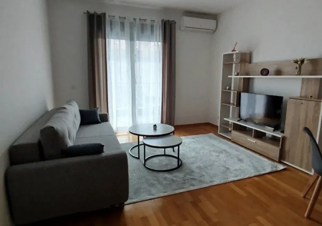 Izdavanje, jednosoban stan, 56m², Centar, Tivat