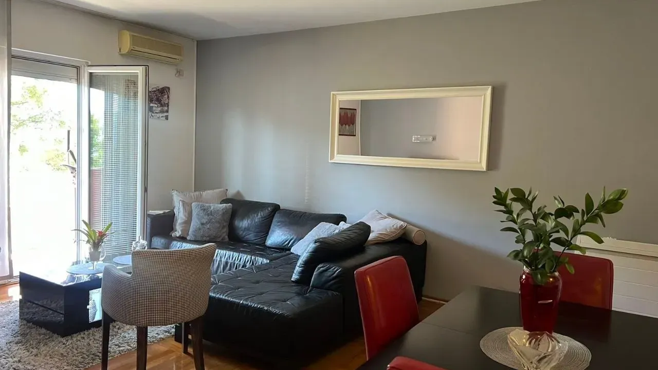 Izdavanje, dvosoban stan, 106m², Bonići, Tivat