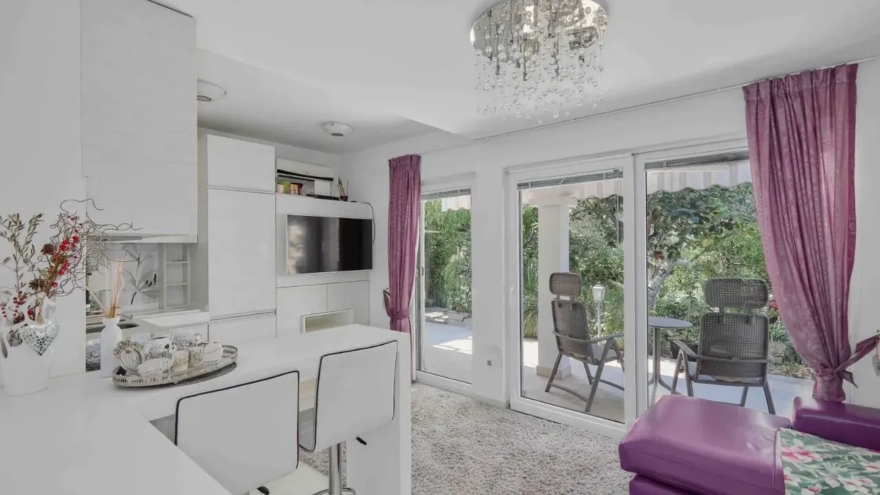 Izdavanje, jednosoban stan, 55m², Tivat, Crna Gora