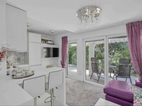 Rent, one bedroom apartment, 55m², Tivat, Crna Gora - image 1
